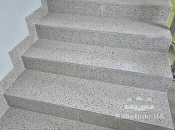 С.Погребы (Троещина) укладка плитки на лестницу