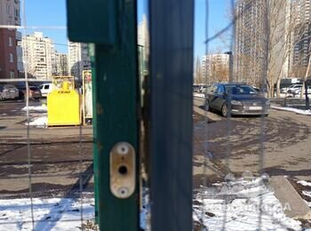 Встановлення кодового замка на металеву хвіртку на автостоянці