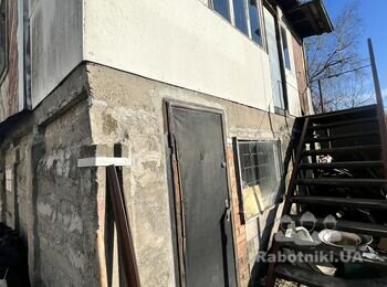 Разобрать домик и вымести мусор