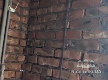 Стартова штукатурка стін по маякам