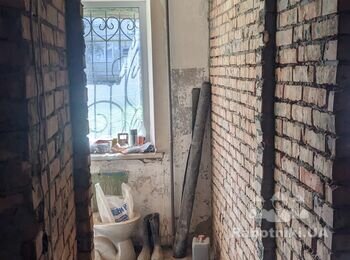 Стартова штукатурка стін по маякам