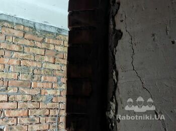 Стартова штукатурка стін по маякам