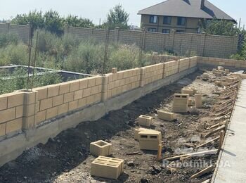 Строительство забора из шлакоблока