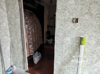 Встановити міжкімнатні двері + розетки і вимикач