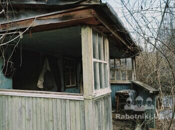 Демонтаж старих будівель в селі