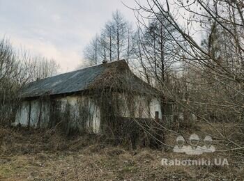 Демонтаж старих будівель в селі