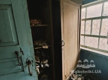 Демонтаж старих будівель в селі