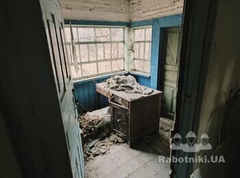 Демонтаж старих будівель в селі