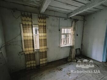 Демонтаж старих будівель в селі