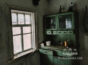 Демонтаж старих будівель в селі