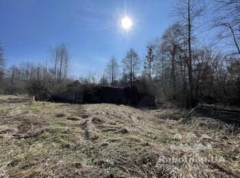 Демонтаж старих будівель в селі