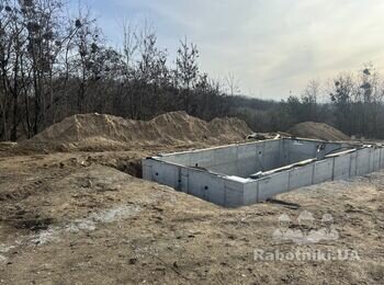 Улаштування підпірної стінки і тераси навколо басейну