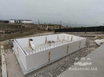 Кладка блоков с армировкой и заливкой бетоном
