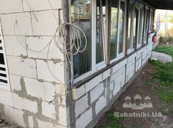 Виконання робіт з утеплення фасаду житлового будинку і сараю