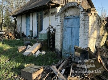 Розібрати 2 будівлі та погріб