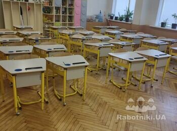 Треба пошліфувати та покрити безпечним матеріалом підлогу в класі