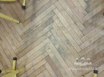 Треба пошліфувати та покрити безпечним матеріалом підлогу в класі