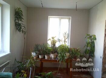 Фарбування стелі наклеювання шпалер вкладання ламінату