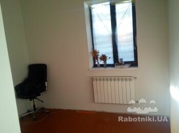 Фарбування стелі наклеювання шпалер вкладання ламінату