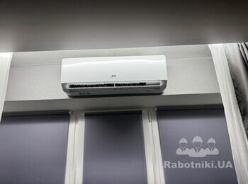 Кондиционер висит ниже отверстия для трассы