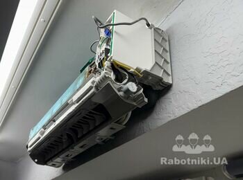 Кондиционер висит ниже отверстия для трассы
