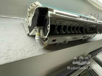 Монтаж кондиционера. Просверлить отверстие под дренаж в оконном блоке.
