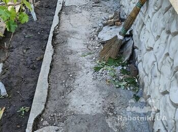 Укладання плитки біля фундаменту будинку (отмостка)