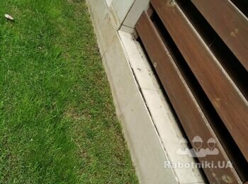 Частковий ремонт плитки на паркані та відмостці