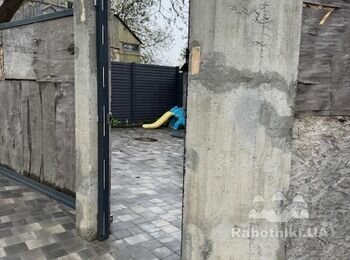 Укладка плитки (столбы забора)