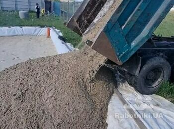 Раскидать 10 тонн песка по котловану