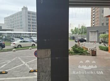 Демонтаж та укладка кахелю на фасаді багатоповерхового будинку.