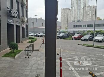 Демонтаж та укладка кахелю на фасаді багатоповерхового будинку.