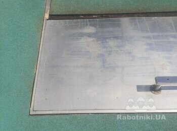 Гумове покриття металевої поверхні на спортивному майданчику