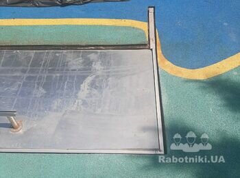 Гумове покриття металевої поверхні на спортивному майданчику