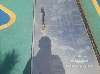 Гумове покриття металевої поверхні на спортивному майданчику
