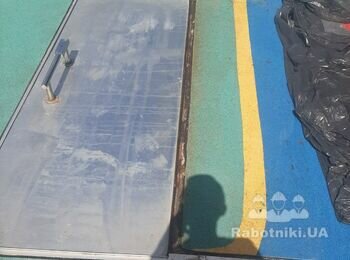 Гумове покриття металевої поверхні на спортивному майданчику