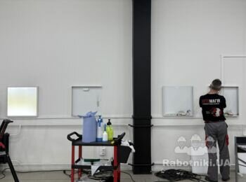 Покраска стін у виробничому цеху.