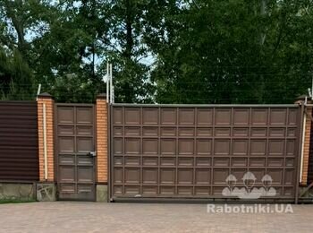 Потрібно перефарбувати в'їздну браму з вхідними дверима