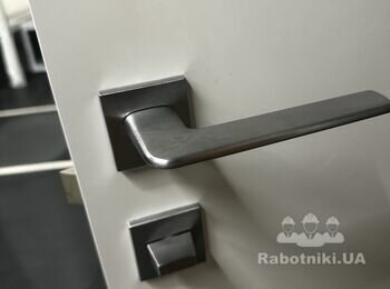 Установить новые ручки на двери