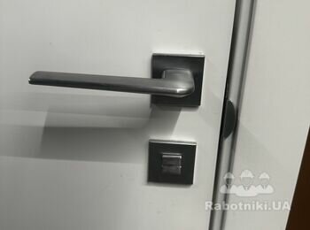 Установить новые ручки на двери