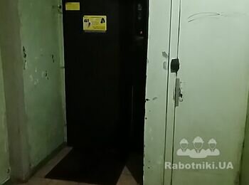 Зняття фарби зі стін та нанесення грунтовки (початок ремонту)