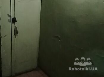 Зняття фарби зі стін та нанесення грунтовки (початок ремонту)