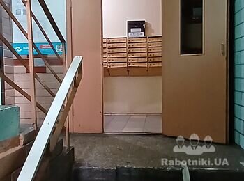 Зняття фарби зі стін та нанесення грунтовки (початок ремонту)