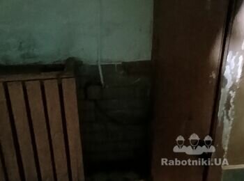 Зняття фарби зі стін та нанесення грунтовки (початок ремонту)