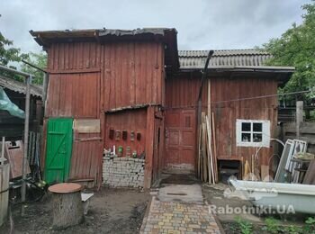 Обшити фасад сараю ПВХ вагонкою та покрити дах профнастилом