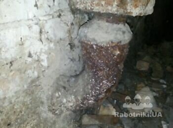 Демонтаж стояковой чугунной трубы и монтаж пластиковой трубы