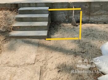 Сходинки і підпірна стіна