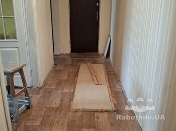 Пластиковий плінтус в коридор приблизно 17 метрів