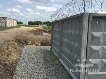 Встановлення огорожі з з/б плит, колючий дріт, доріжки