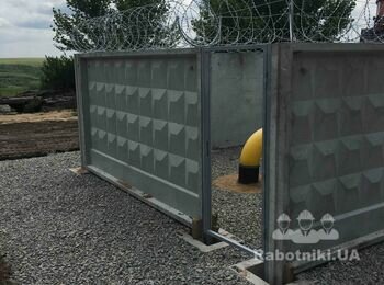 Встановлення огорожі з з/б плит, колючий дріт, доріжки